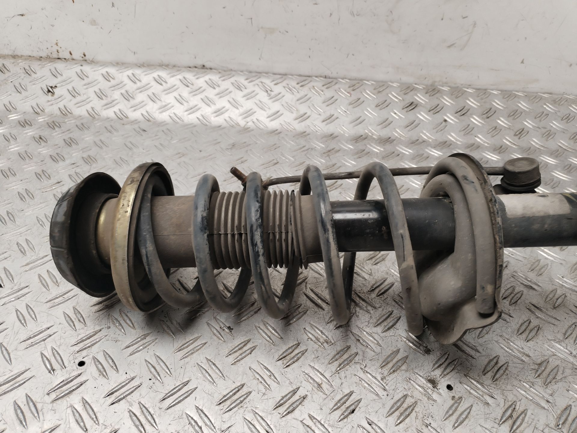 AMORTIGUADOR DELANTERO IZQUIERDO 133085