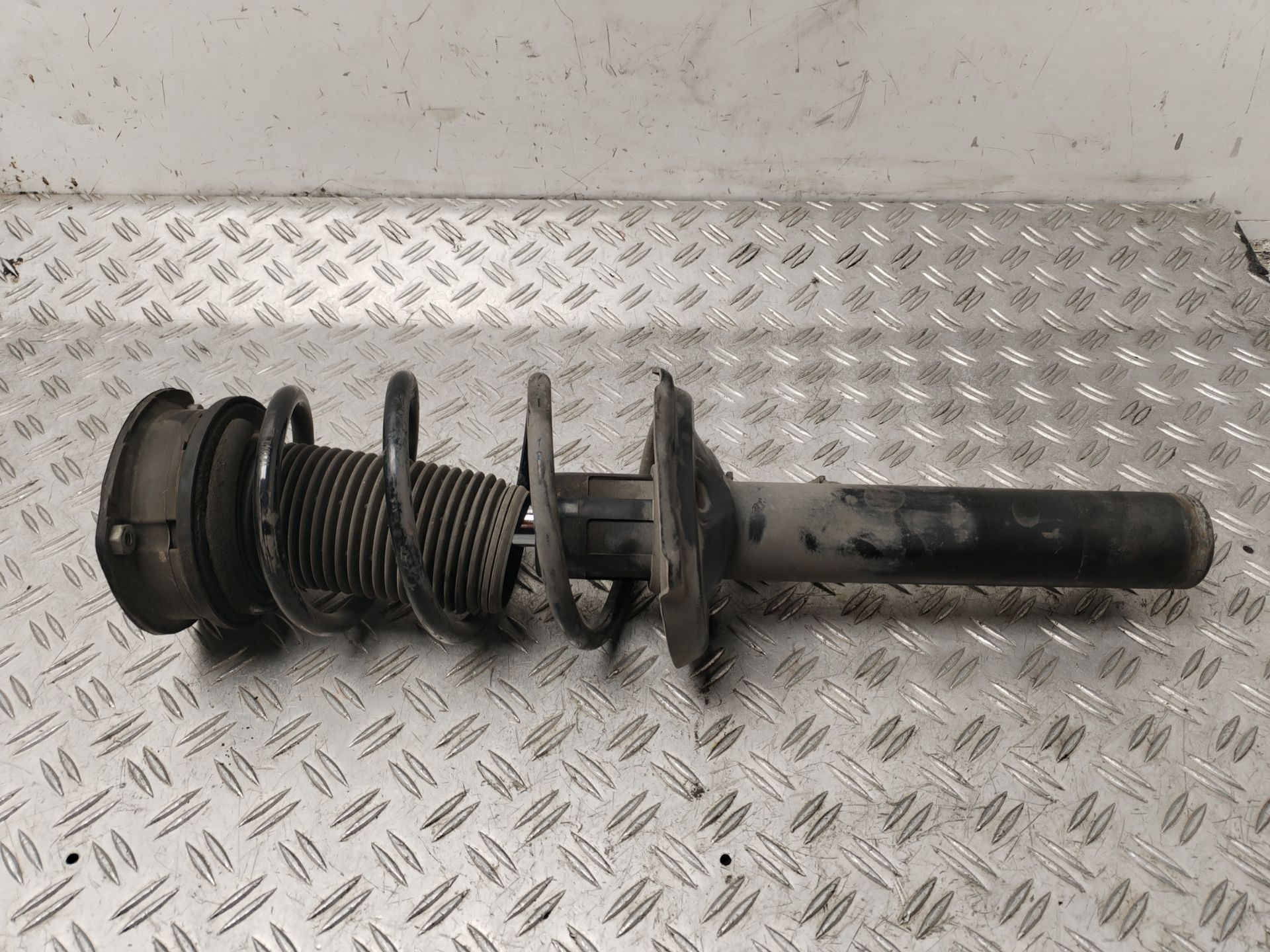 AMORTIGUADOR DELANTERO IZQUIERDO 133084