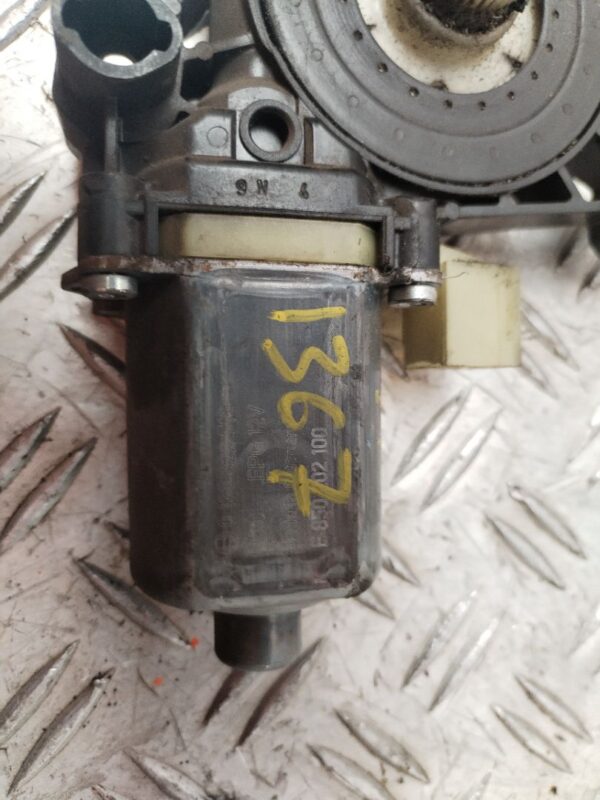 MOTOR ELEVALUNAS DELANTERO DERECHO 132677