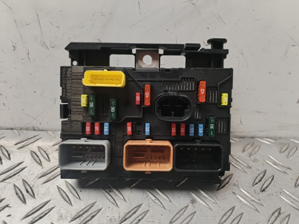 CAJA RELES / FUSIBLES 132716