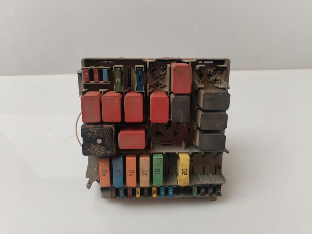 CAJA RELES / FUSIBLES 134300