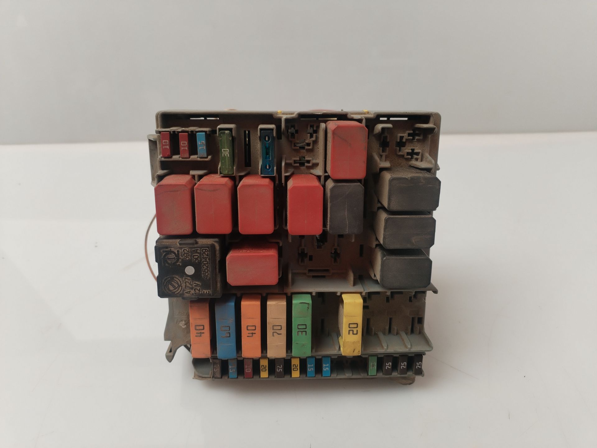 CAJA RELES / FUSIBLES 134300