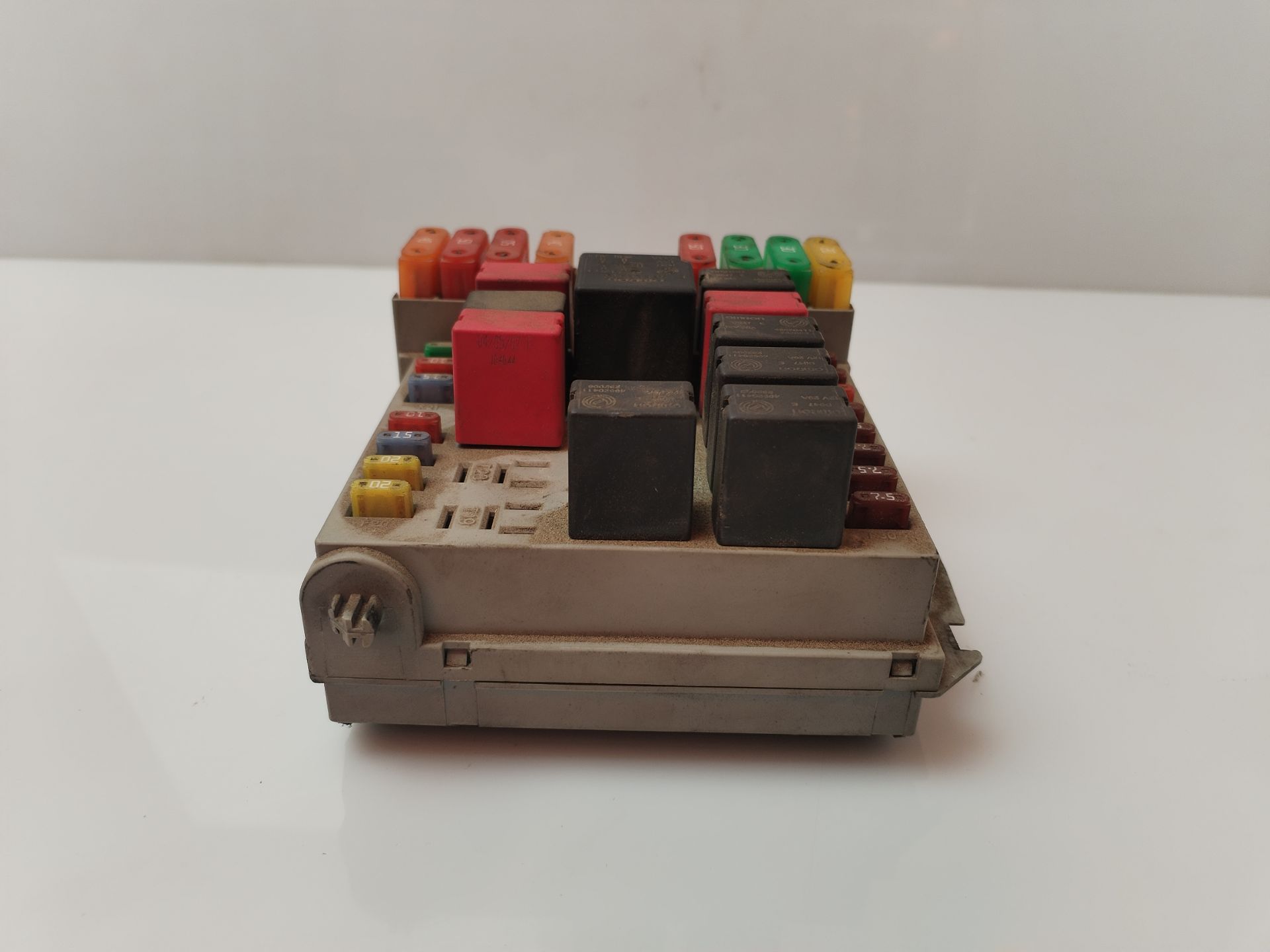 CAJA RELES / FUSIBLES 133135