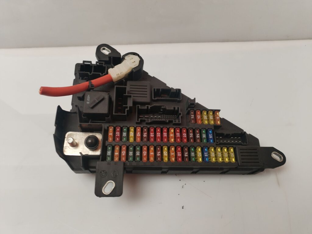 CAJA RELES / FUSIBLES 134258