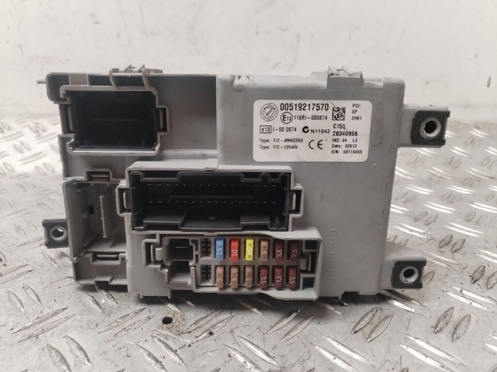 CAJA RELES / FUSIBLES 132627