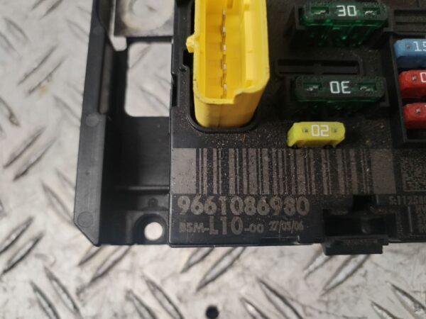 CAJA RELES / FUSIBLES 132716