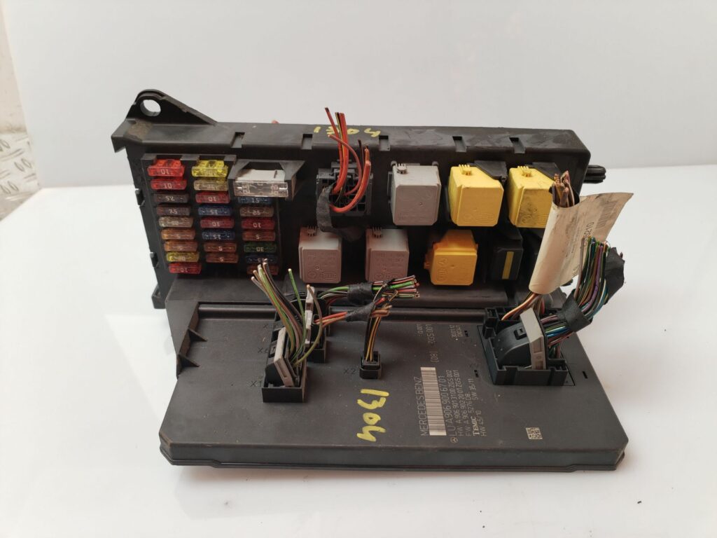 CAJA RELES / FUSIBLES 133812
