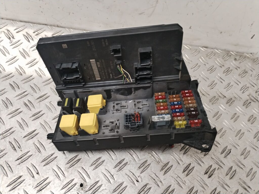 CAJA RELES / FUSIBLES 132695