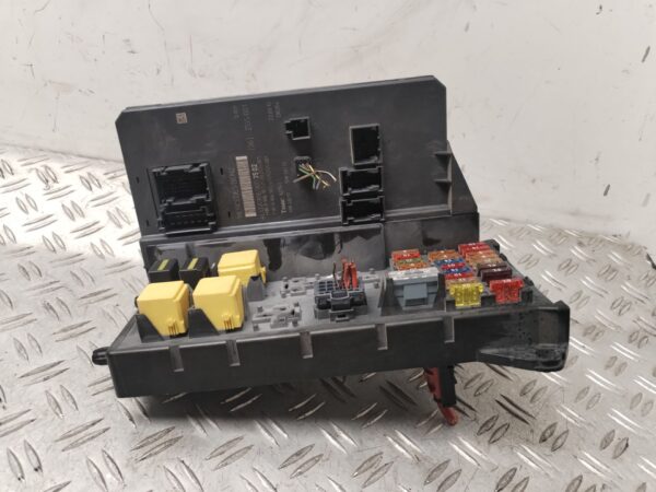 CAJA RELES / FUSIBLES 132695
