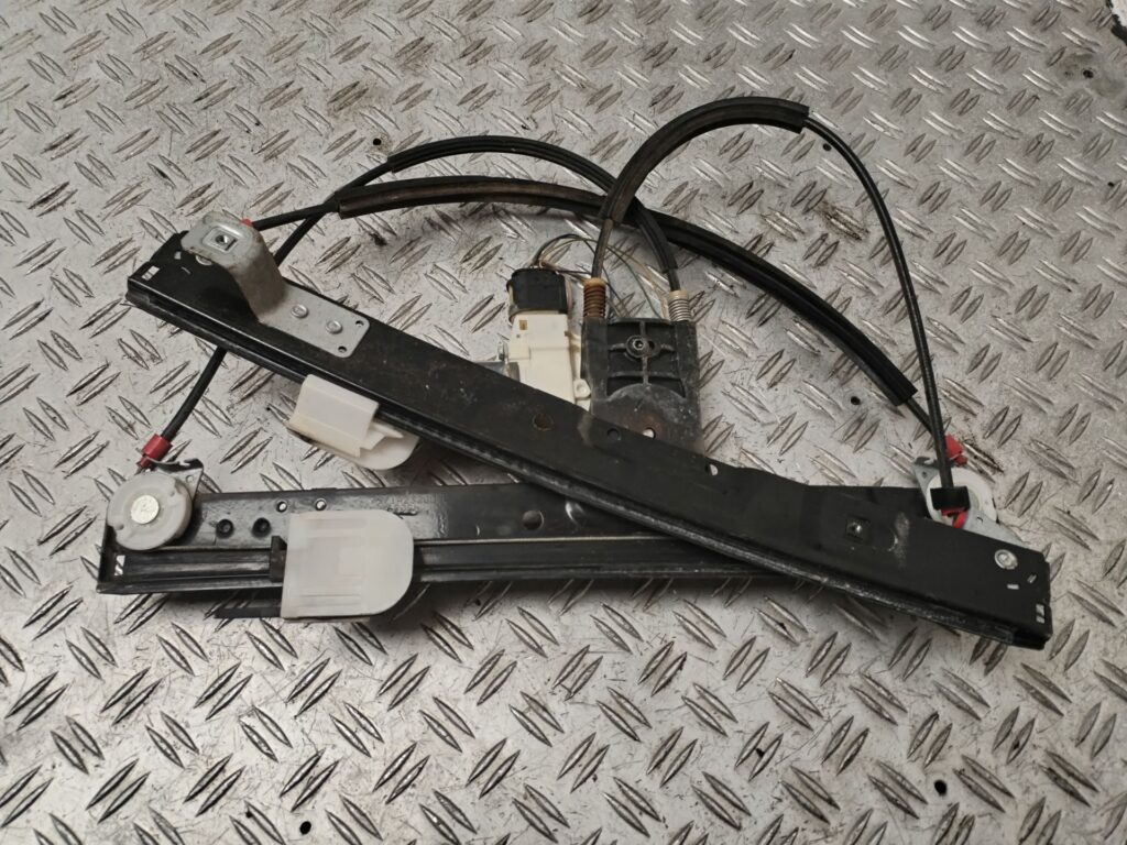 ELEVALUNAS DELANTERO DERECHO 132692