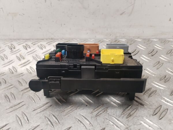 CAJA RELES / FUSIBLES 132716