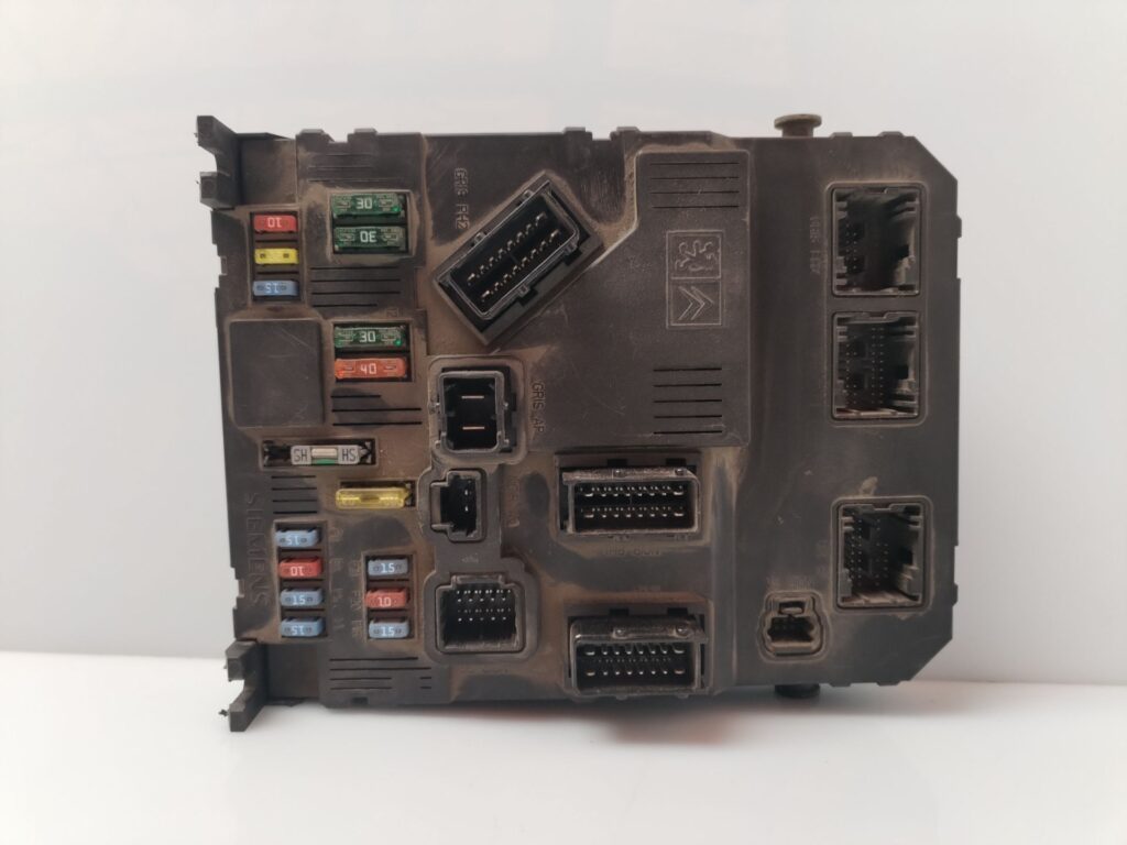 CAJA RELES / FUSIBLES 133892