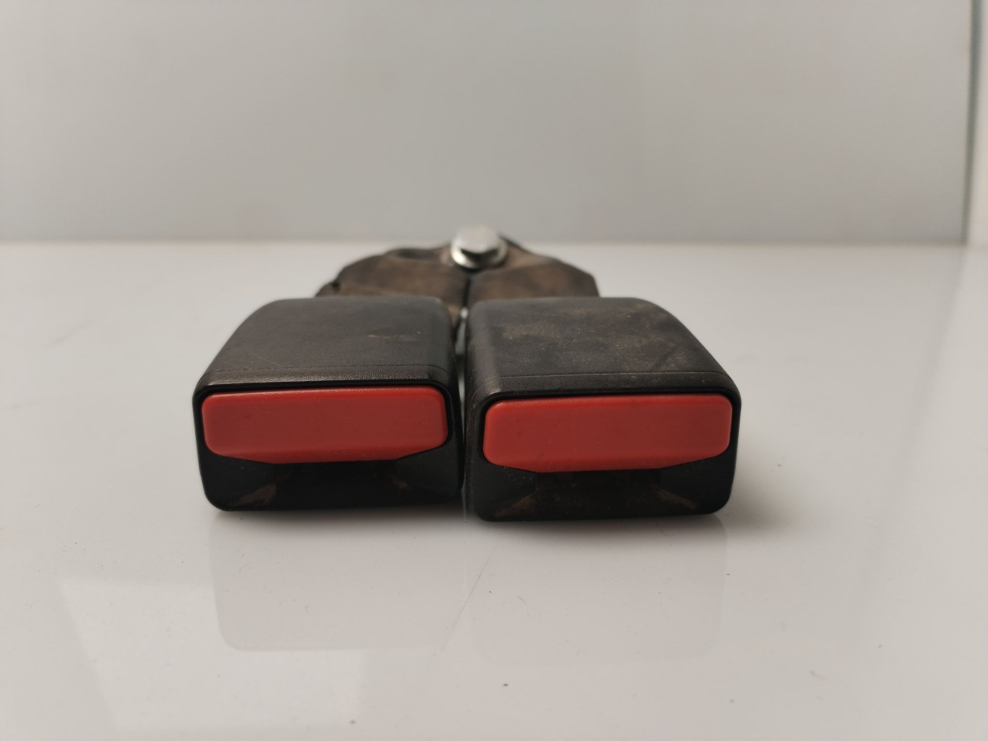 ENGANCHE CINTURON TRASERO DERECHO 133999