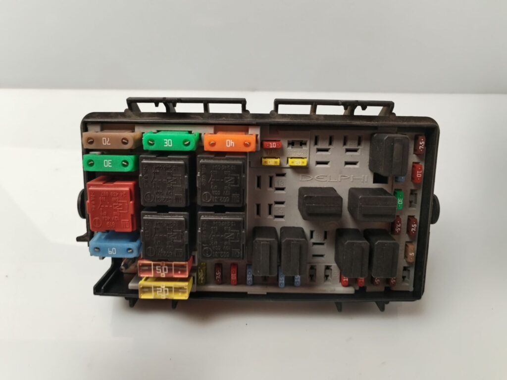 CAJA RELES / FUSIBLES 133366