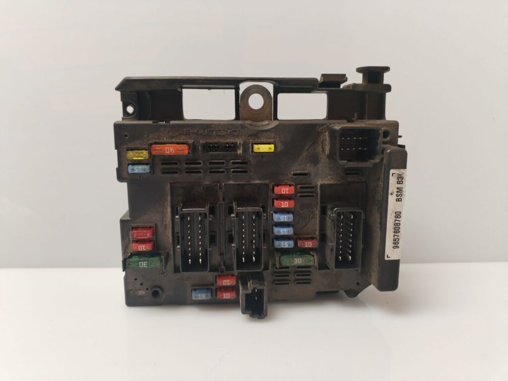 CAJA RELES / FUSIBLES 133004