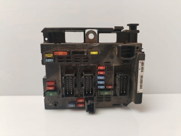 CAJA RELES / FUSIBLES 133004
