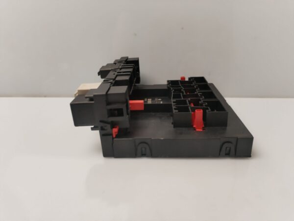 CAJA RELES / FUSIBLES 134077