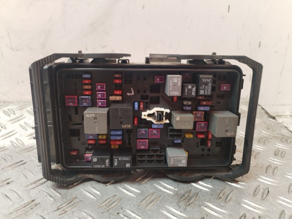 CAJA RELES / FUSIBLES 132673