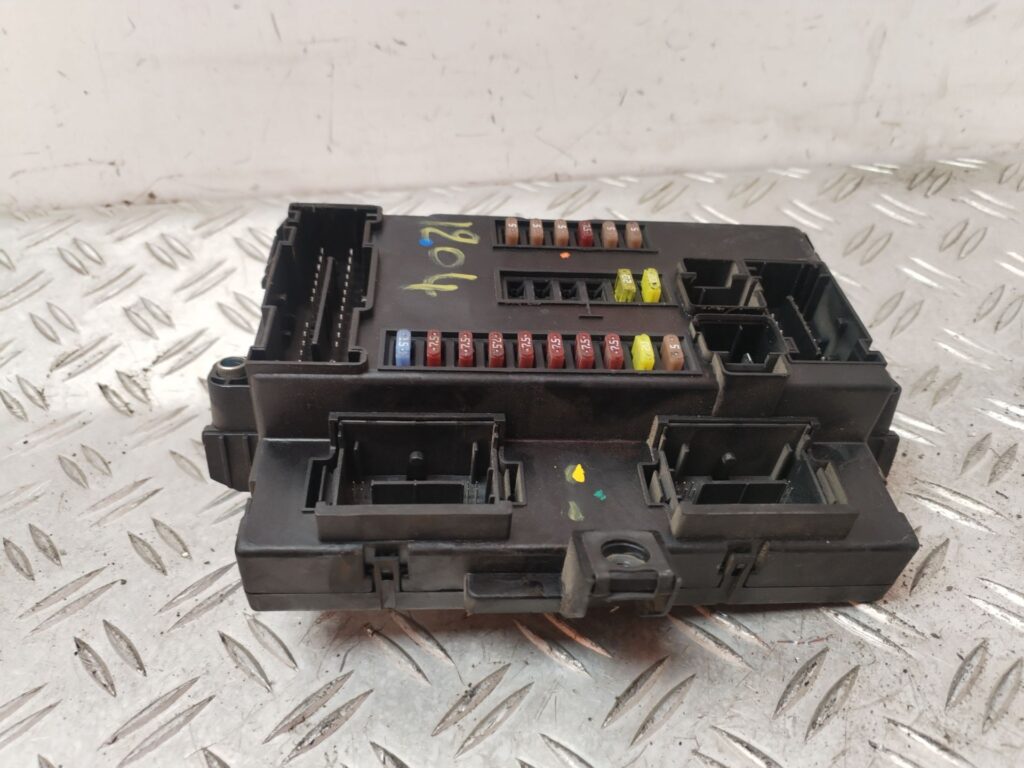 CAJA RELES / FUSIBLES 132072