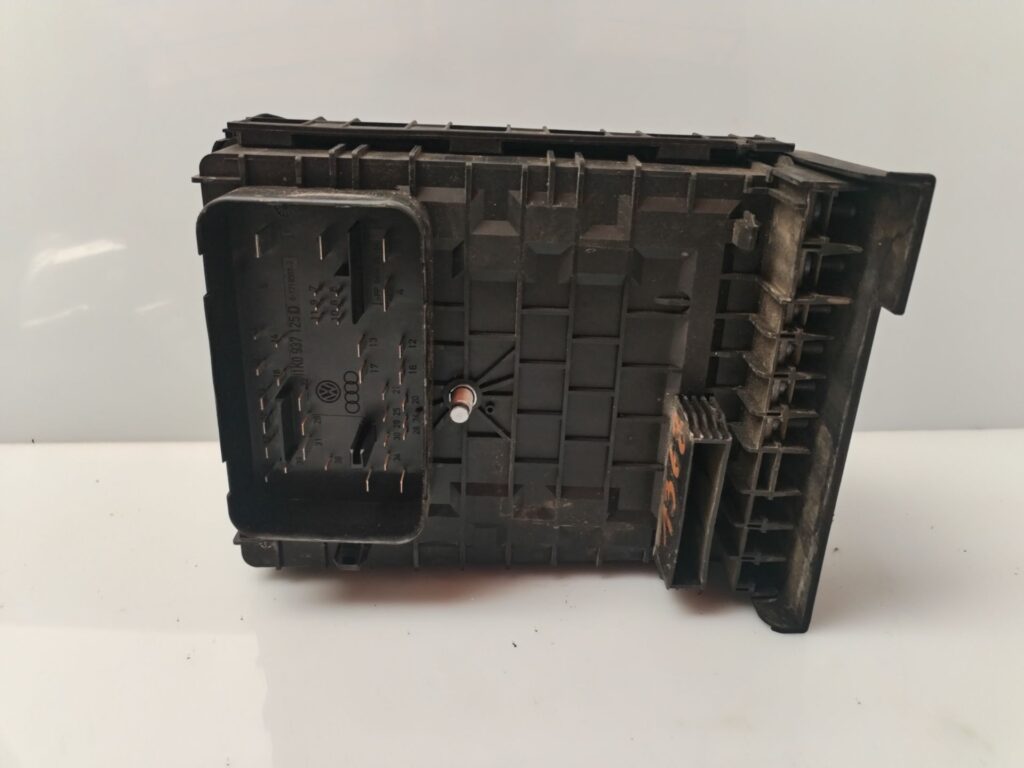 CAJA RELES / FUSIBLES 133633
