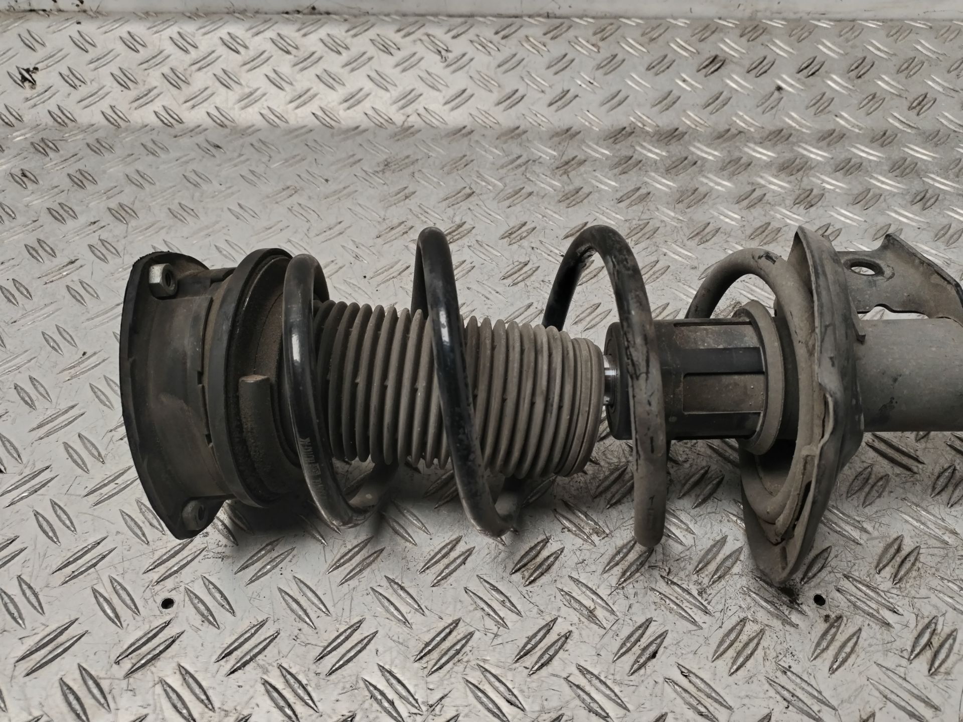 AMORTIGUADOR DELANTERO IZQUIERDO 133084