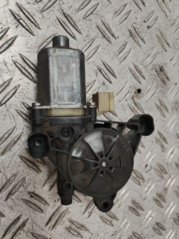 MOTOR ELEVALUNAS DELANTERO DERECHO 132677