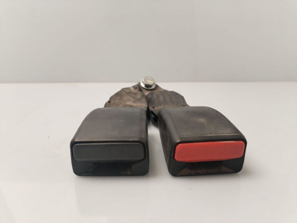 ENGANCHE CINTURON TRASERO IZQUIERDO 133998