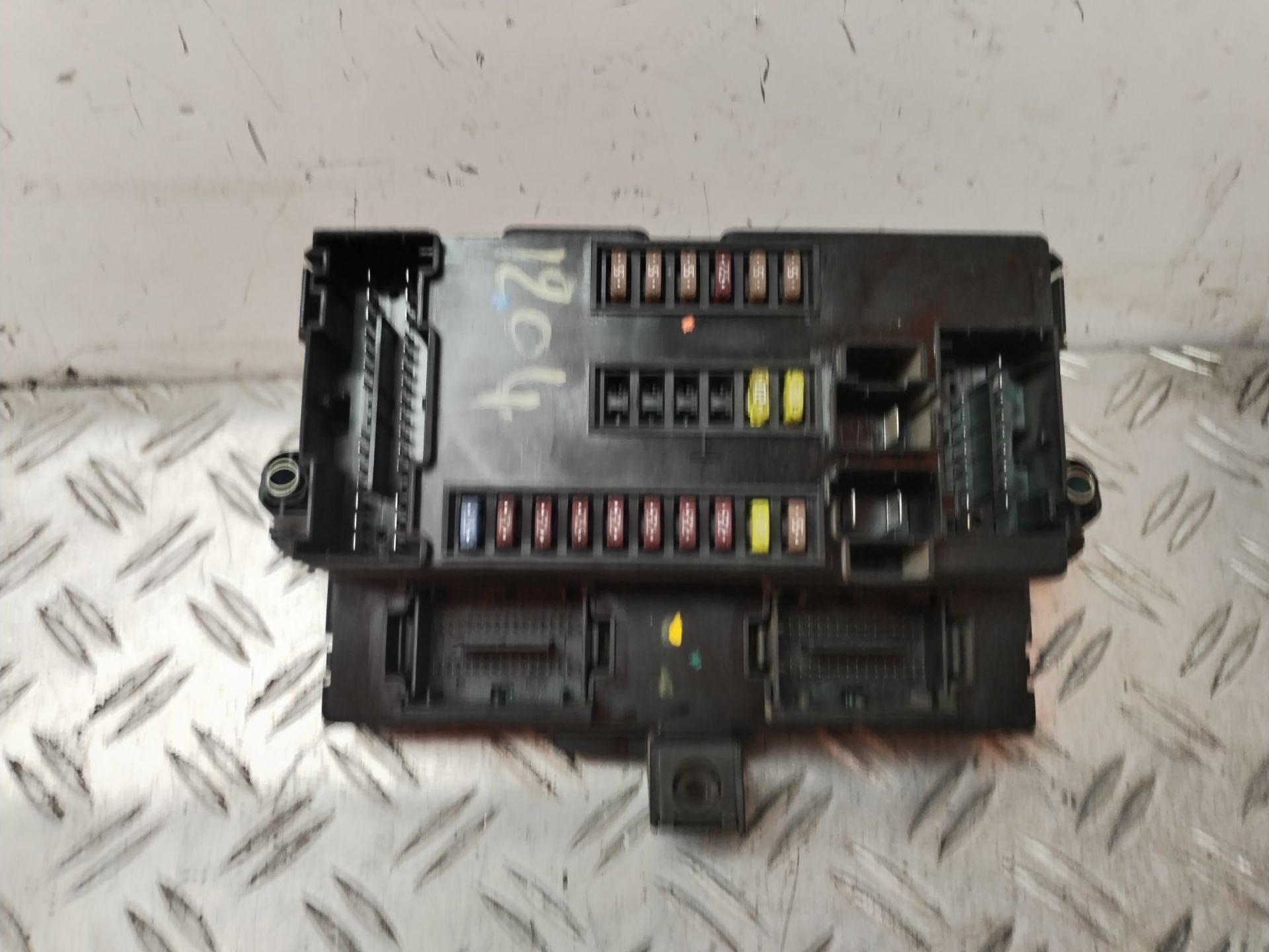 CAJA RELES / FUSIBLES 132072