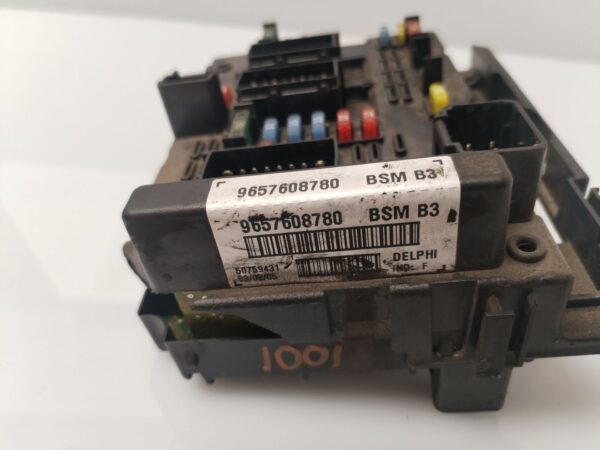 CAJA RELES / FUSIBLES 133004