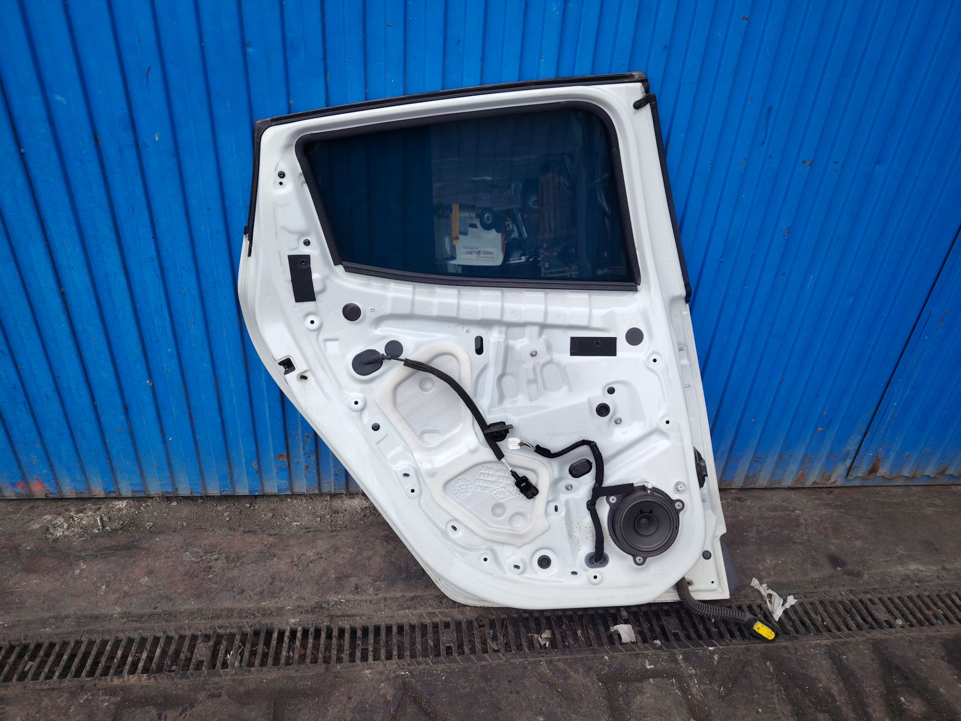 PUERTA TRASERA IZQUIERDA 134375