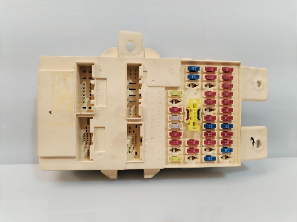 CAJA RELES / FUSIBLES 132985