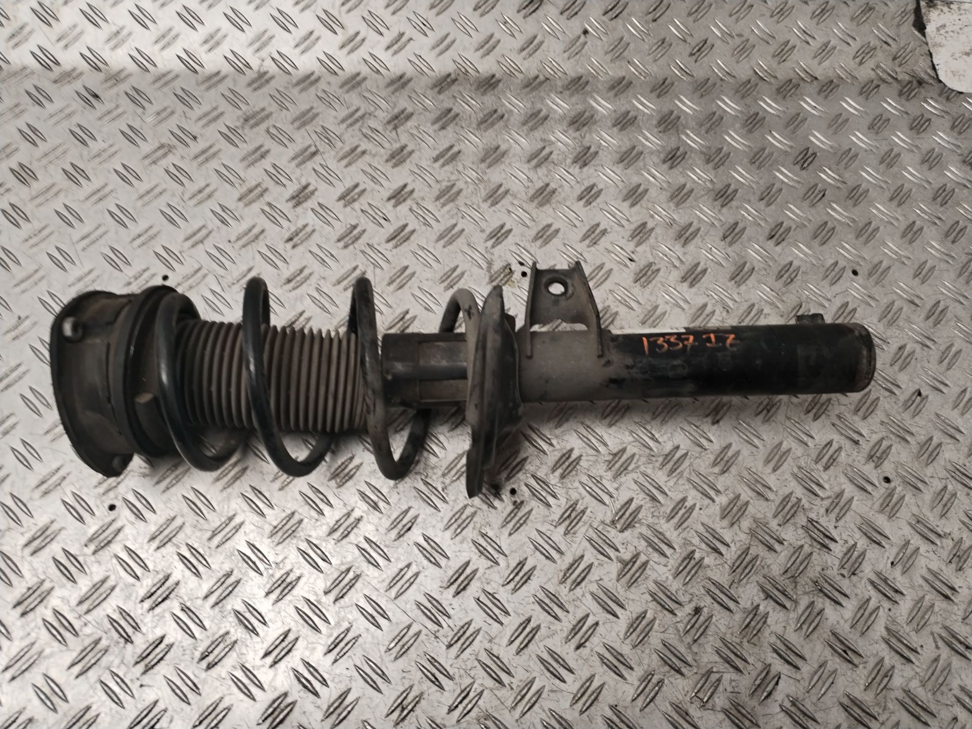 AMORTIGUADOR DELANTERO IZQUIERDO 133084