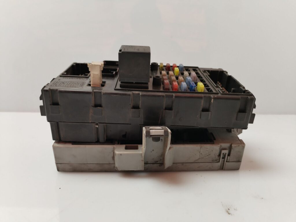 CAJA RELES / FUSIBLES 134018