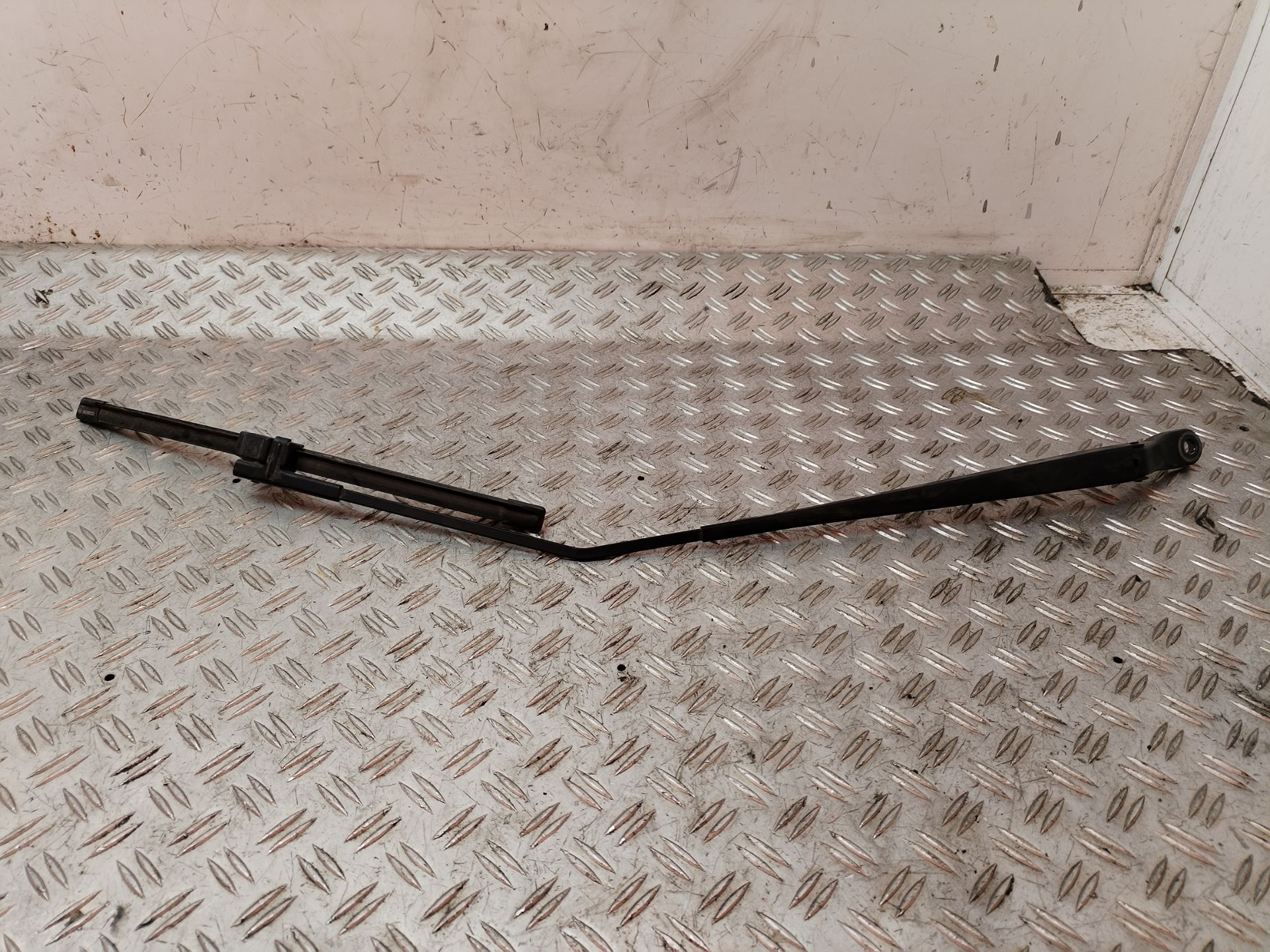 BRAZO LIMPIA DELANTERO DERECHO 132820