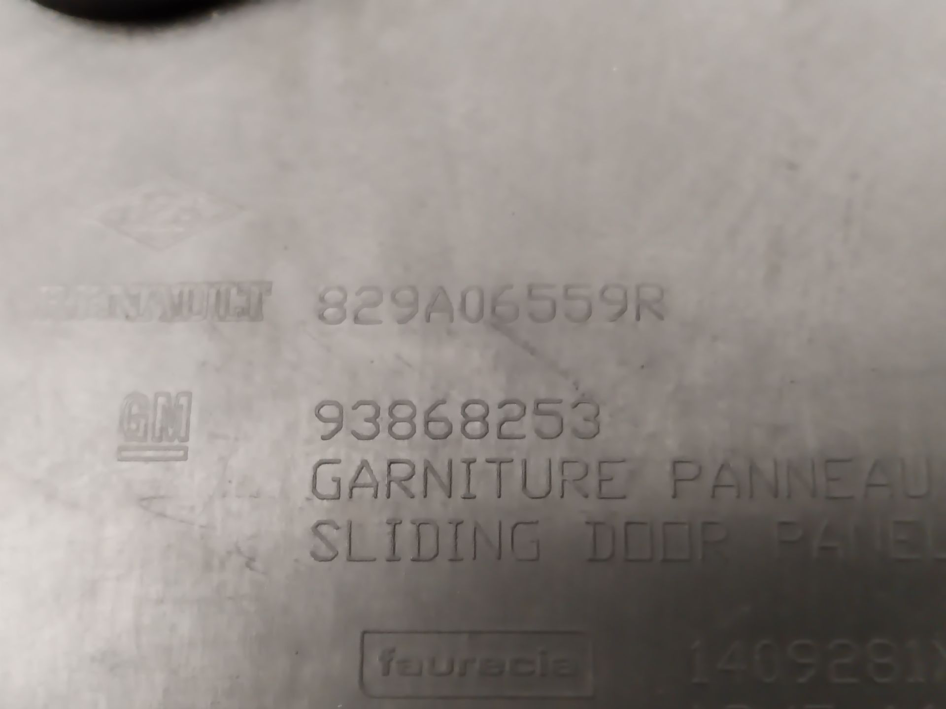 GUARNECIDO PUERTA DELANTERA DERECHA 133495