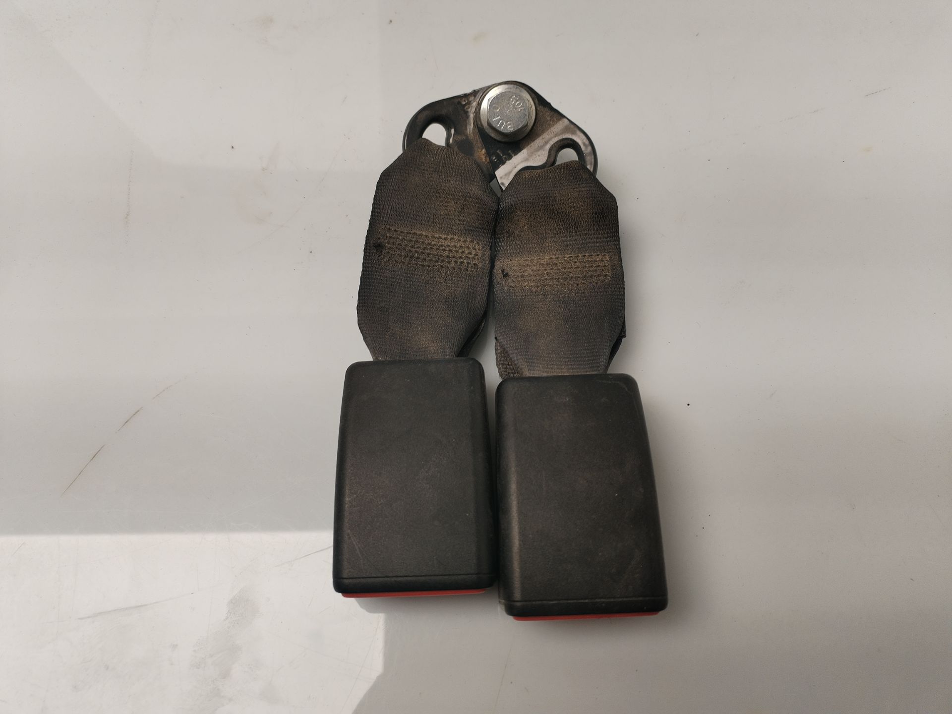 ENGANCHE CINTURON TRASERO DERECHO 133999