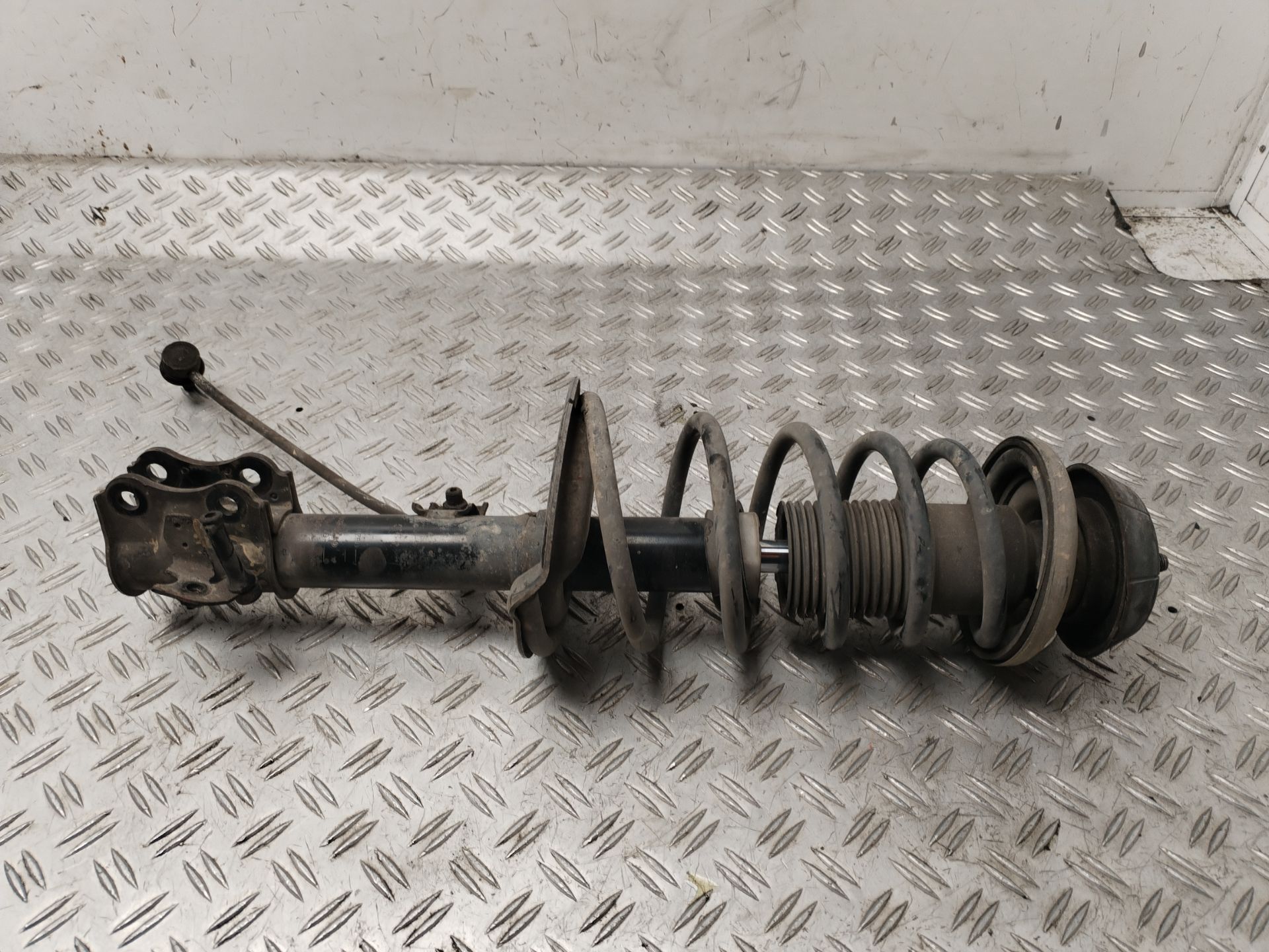 AMORTIGUADOR DELANTERO IZQUIERDO 133085