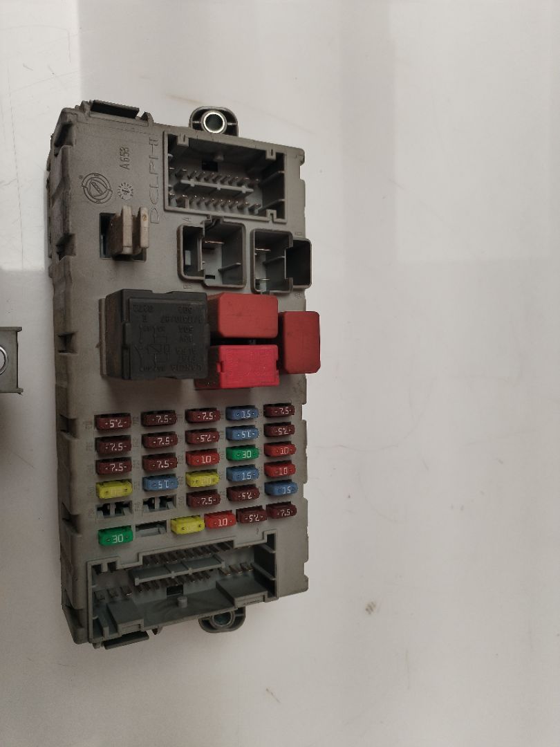 CAJA RELES / FUSIBLES 135095