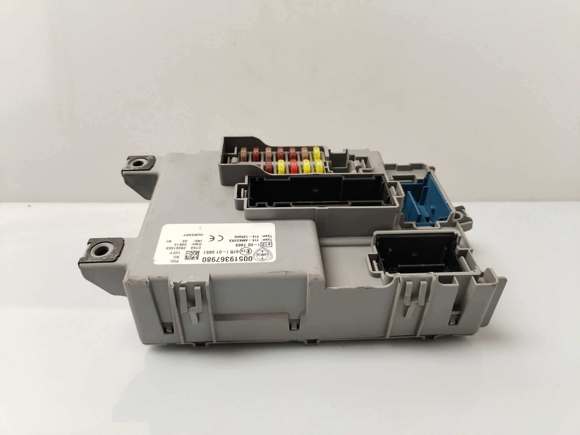 CAJA RELES / FUSIBLES 135587