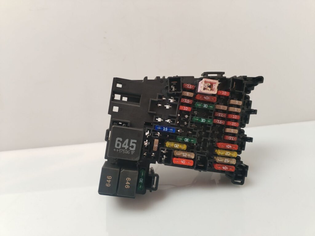 CAJA RELES / FUSIBLES 135528