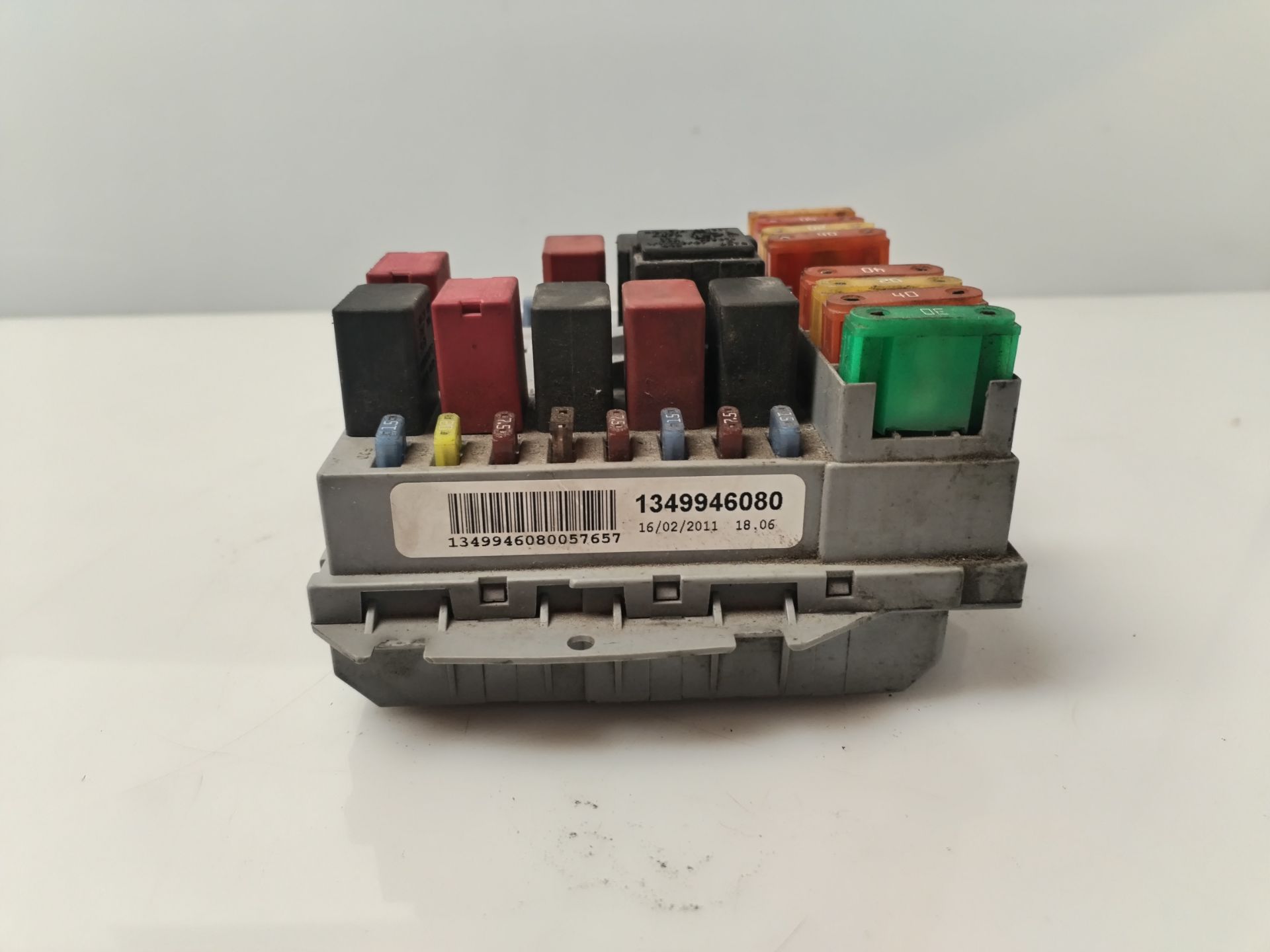 CAJA RELES / FUSIBLES 135118