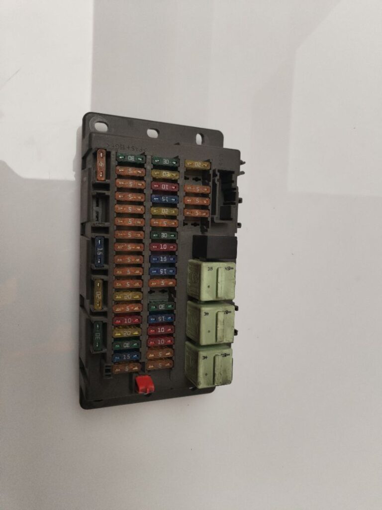 CAJA RELES / FUSIBLES 134735