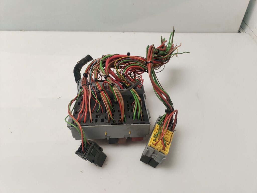 CAJA RELES / FUSIBLES 135161