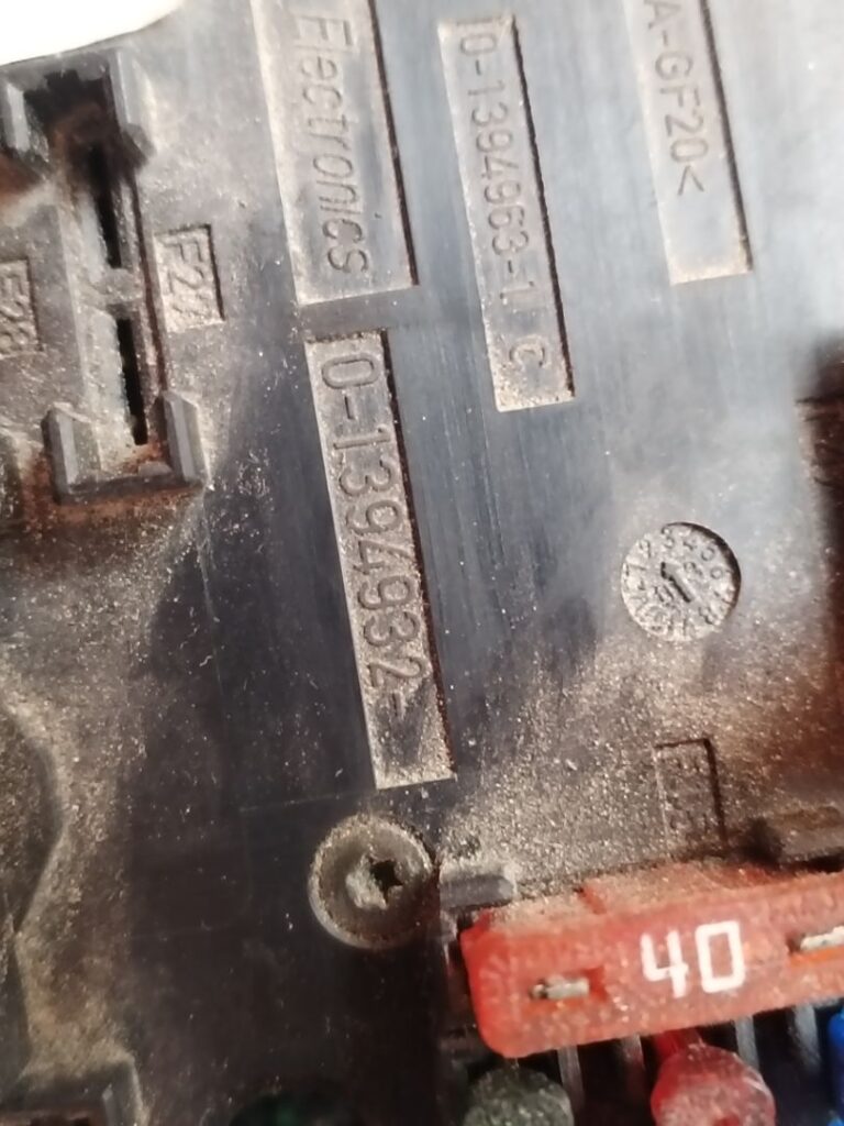 CAJA RELES / FUSIBLES 135637