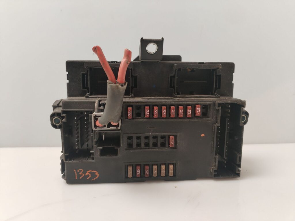 CAJA RELES / FUSIBLES 135106