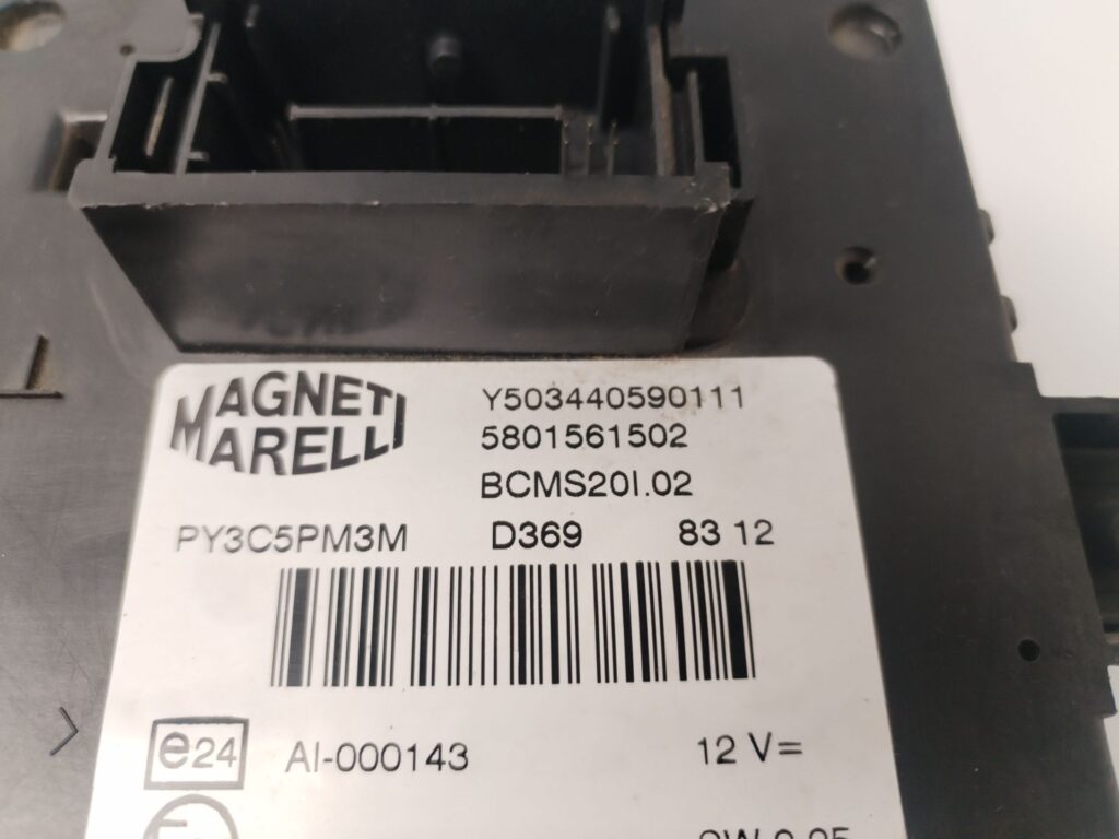 CAJA RELES / FUSIBLES 135157