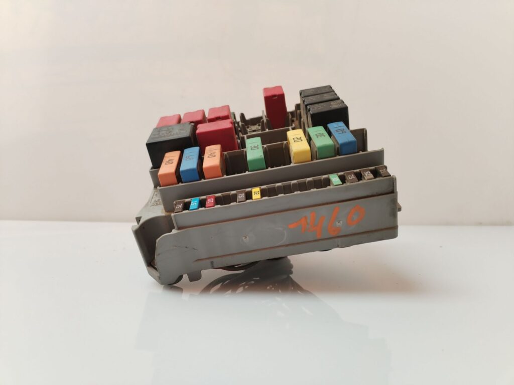 CAJA RELES / FUSIBLES 135274