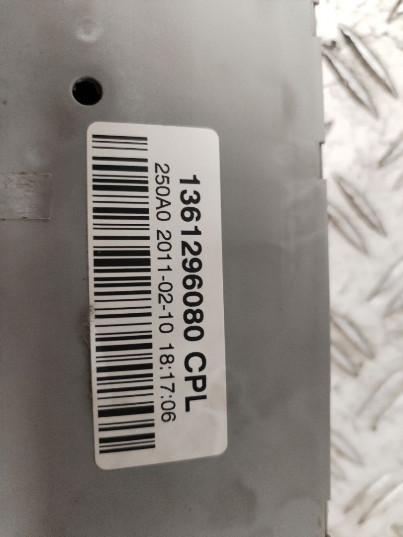 CAJA RELES / FUSIBLES 135095