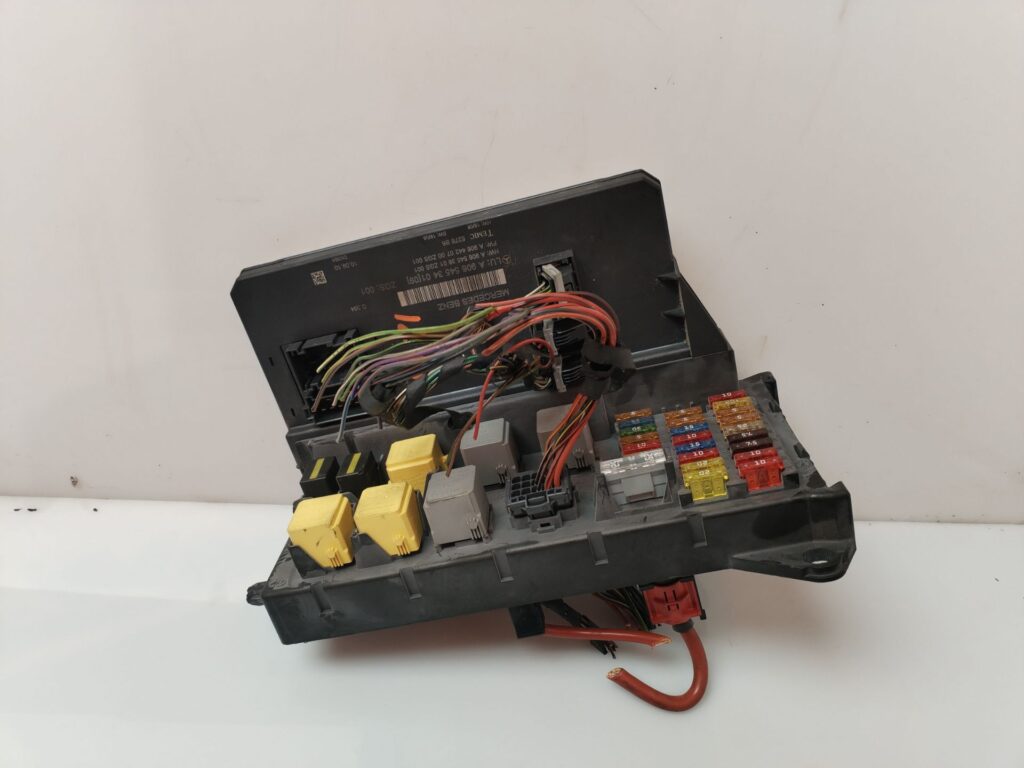 CAJA RELES / FUSIBLES 135747