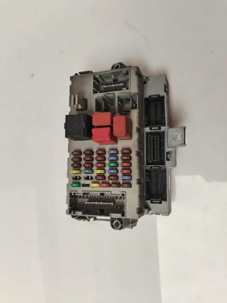 CAJA RELES / FUSIBLES 135095